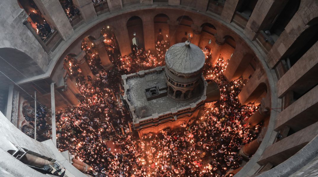 Η τελετή αφής του Αγίου Φωτός στην Ιερουσαλήμ θα γίνει ξανά χωρίς πιστούς, με αυστηρούς περιορισμούς σε κληρικούς και αντιπροσωπείες λόγω μέτρων ασφαλείας.