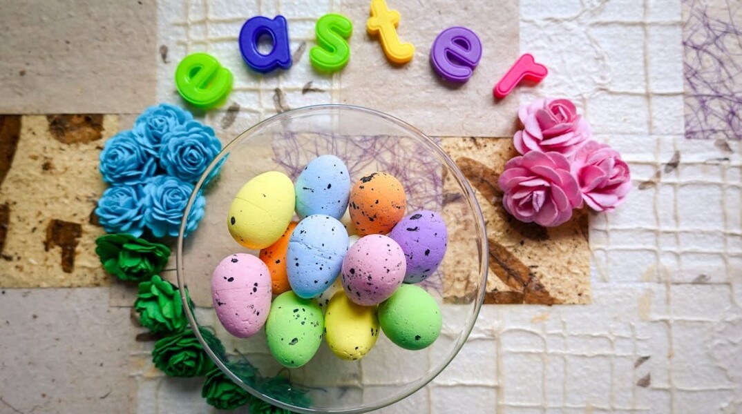 Γυάλινο μπολ με πασχαλινά αυγά στο τραπέζι