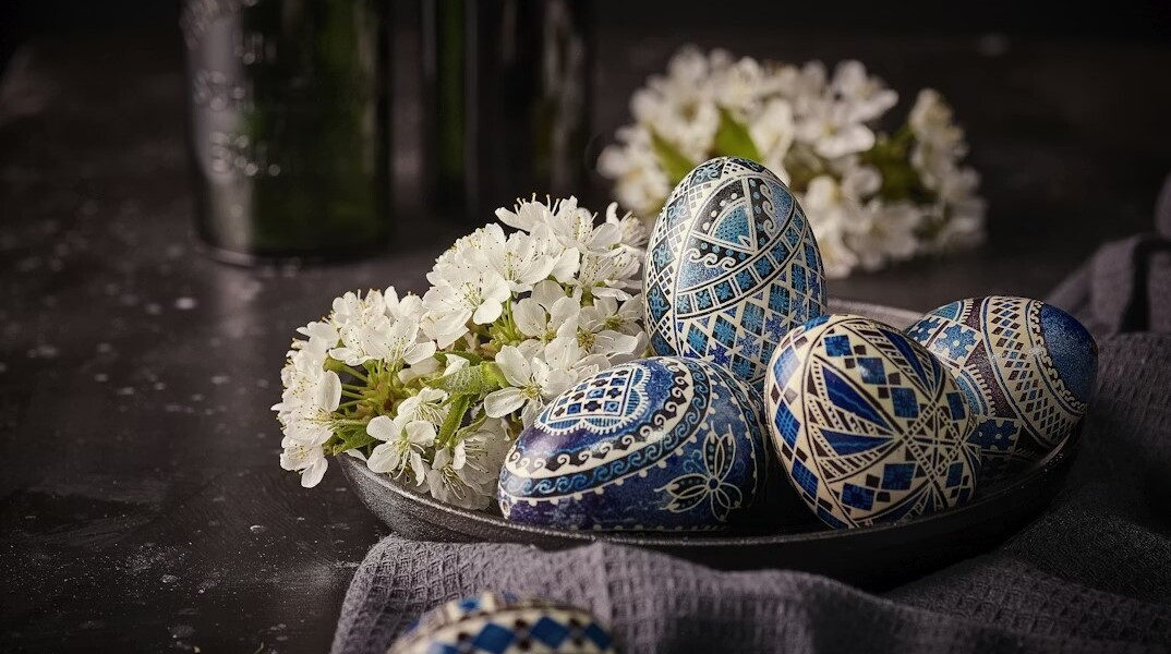 Καλάθι με διακοσμητικά αυγά για το Πάσχα 2026