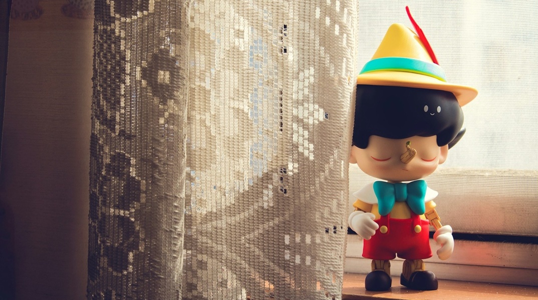 Φιγούρα του πινόκιο σε παράθυρο σπιτιού