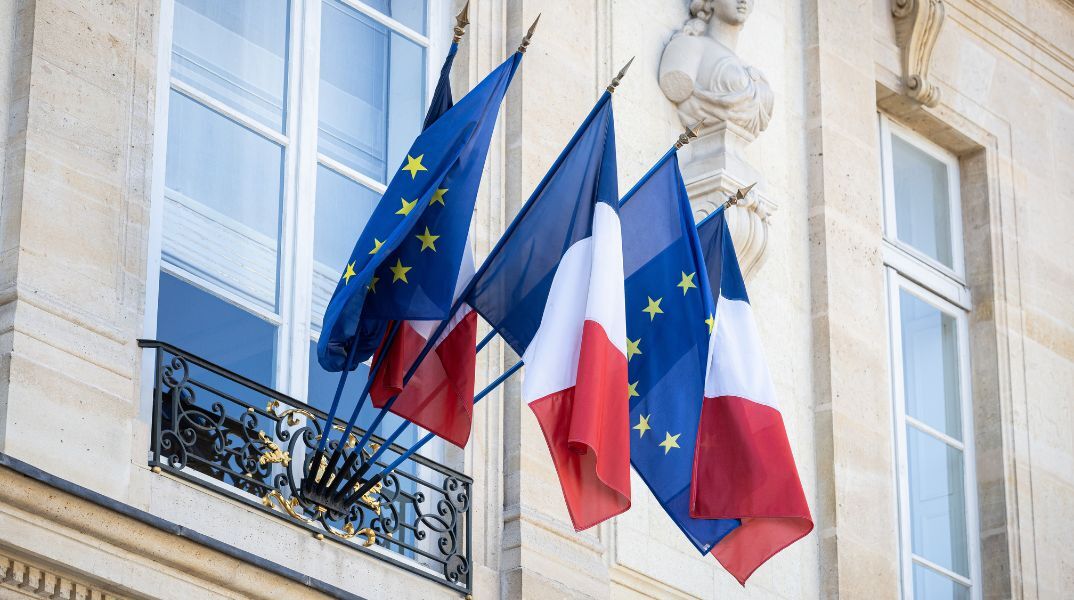 Γιατί μας αφορά η υποστολή της ευρωπαϊκής σημαίας στα δημαρχεία της γαλλικής ακροδεξιάς