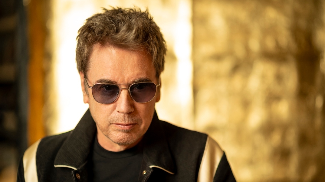 Ζαν-Μισέλ Ζαρ - Συνέντευξη: Ο συνθέτης - θρύλος μιλά για τη μουσική του πορεία, την Τεχνητή Νοημοσύνη και τις αναμνήσεις του από την Ελλάδα, πριν το live-υπερθέαμα στο Release Athens Χ SNF Nostos 2026 