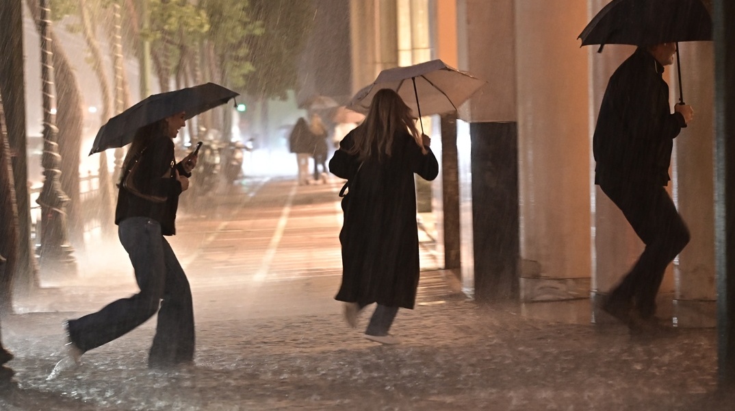 Πολίτες εν μέσω καταιγίδας