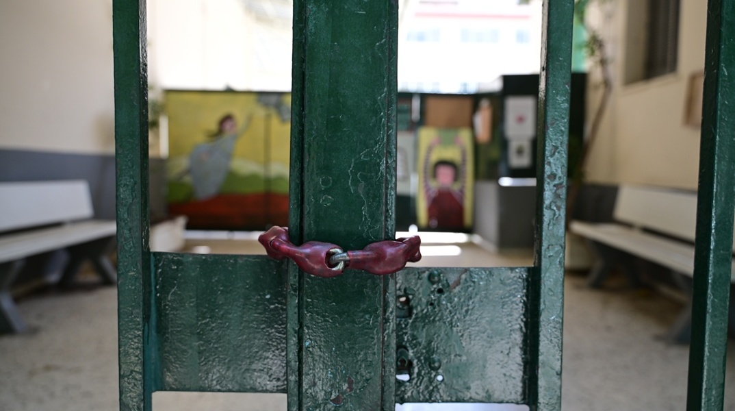 Λουκέτο σε είσοδο σχολείου