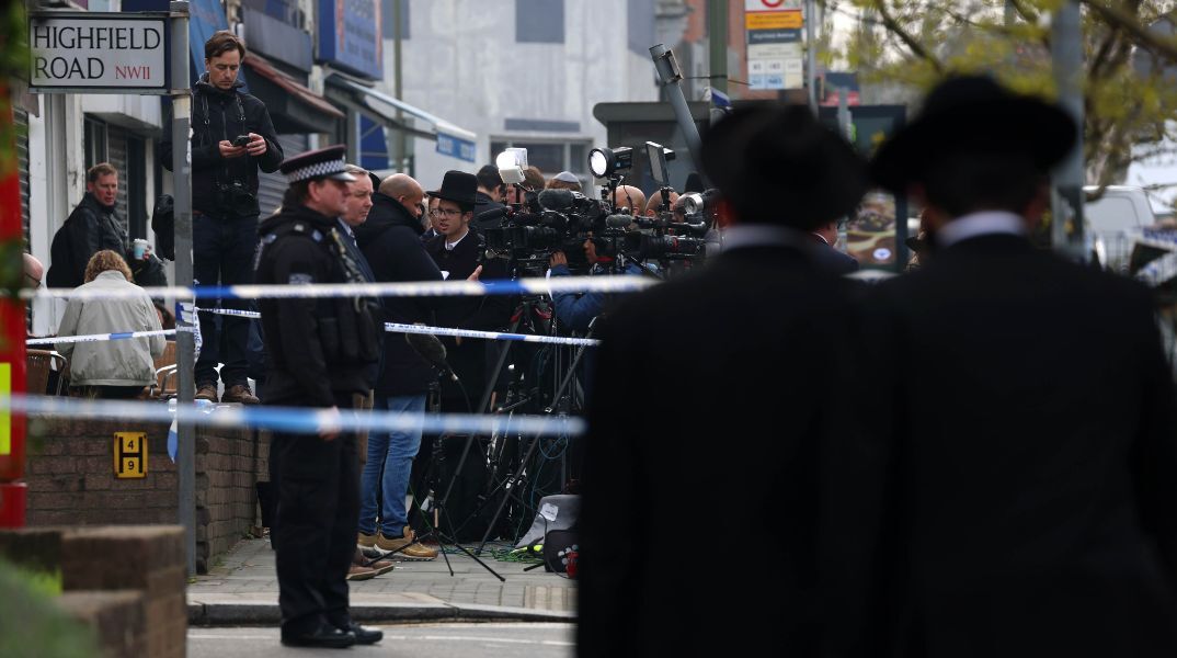 Τρεις νέες συλλήψεις στο Λονδίνο για τον εμπρησμό ασθενοφόρων εβραϊκής οργάνωσης - Η αστυνομία ερευνά την επίθεση ως έγκλημα αντισημιτικού μίσους.