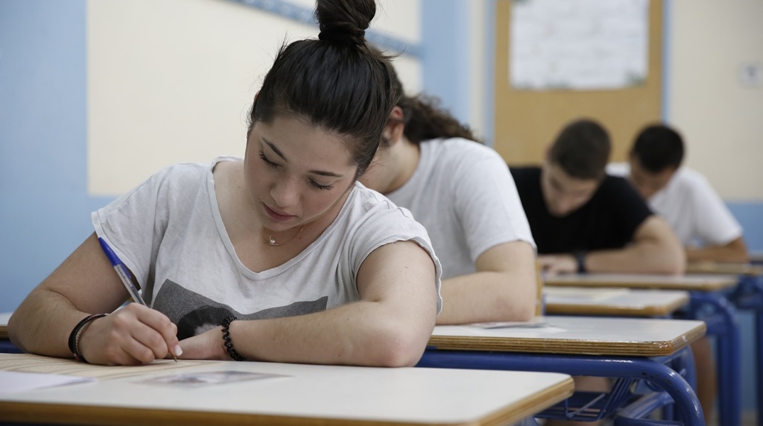 Μαθήτρια γράφει εξετάσεις στο θρανίο της