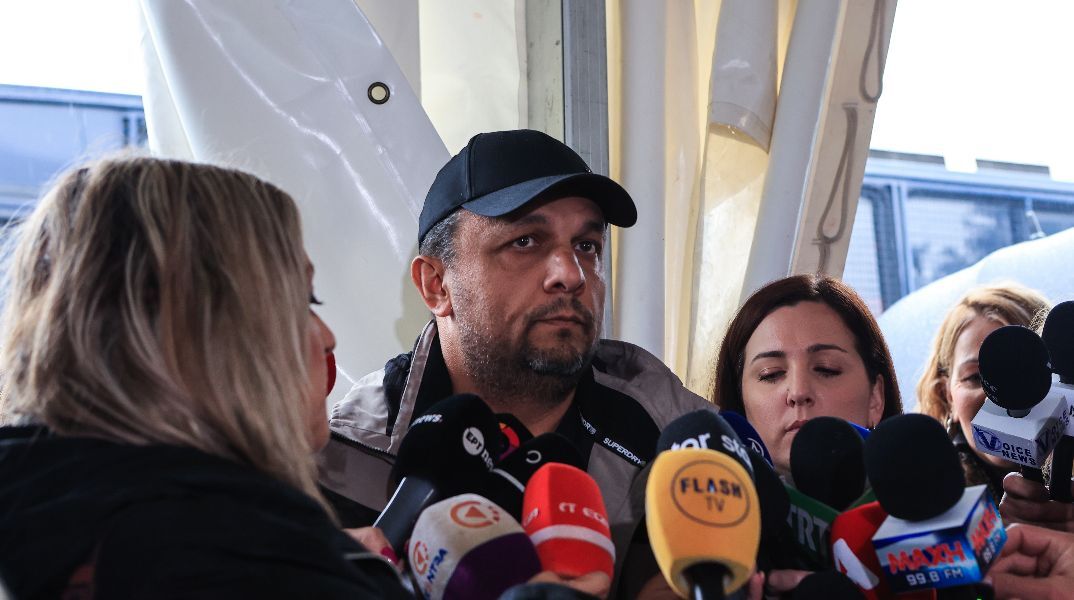 Δίκη για τα Τέμπη: Με φορείο-καροτσάκι έφυγε από την αίθουσα ο Πάνος Ρούτσι