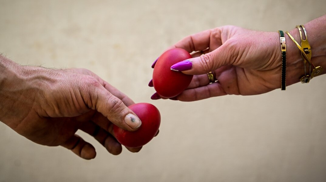 Τσούγκρισμα αυγών στο πασχαλινό τραπέζι