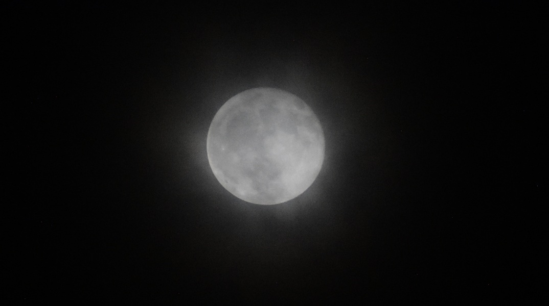 Το ροζ φεγγάρι στον ουρανό