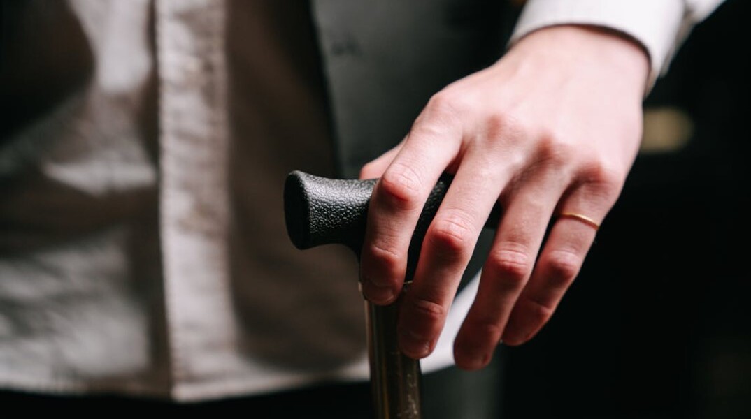 Άνδρας με δαχτυλίδι κρατά μπαστούνι