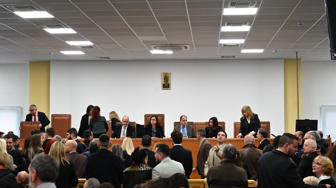 Η δικαστική αίθουσα γεμάτη από συγγενείς και δικηγόρους για την τραγωδία των Τεμπών