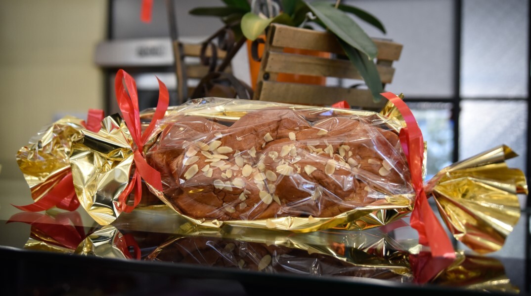 Τσουρέκι για το Πάσχα σε πάγκο φούρνου