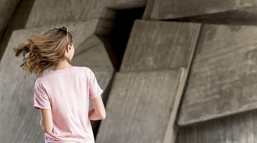 Νεαρή κάνει τζόκινγκ