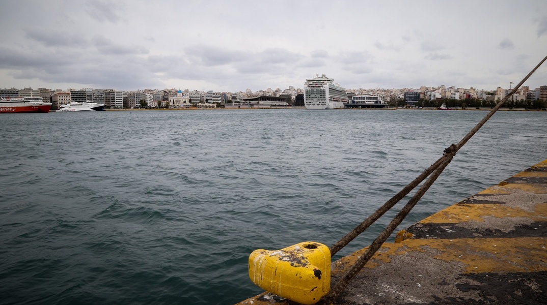 Δεμένα τα πλοία στο λιμάνι του Πειραιά