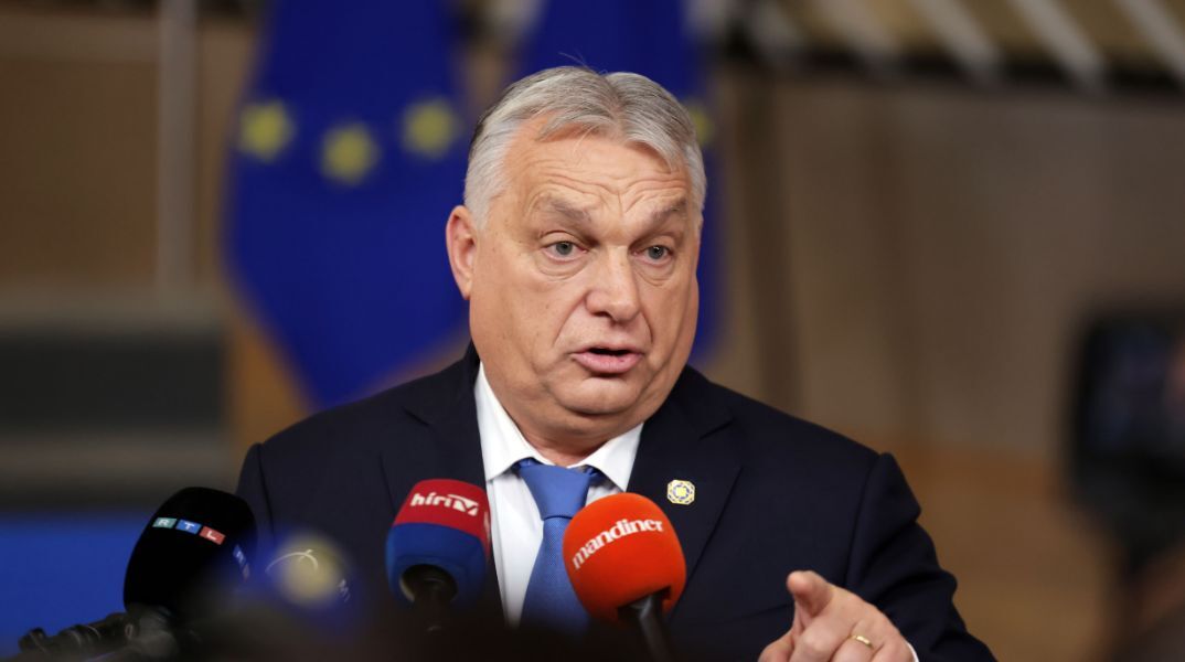 Ο Βίκτορ Όρμπαν ζητά άμεση άρση των κυρώσεων στη ρωσική ενέργεια λόγω της κρίσης με το Ιράν, προκαλώντας νέα σύγκρουση με τον Ντόναλντ Τουσκ.