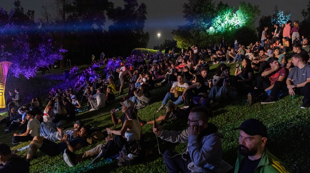 Πολίτες καθισμένοι στο γρασίδι