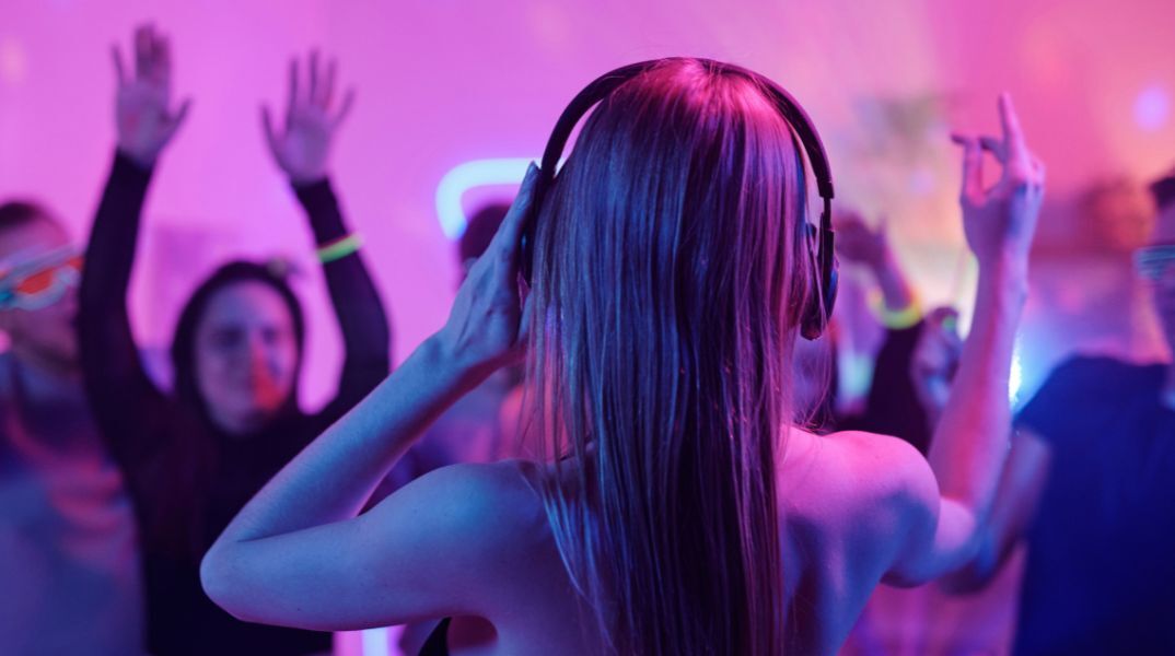 Έρευνα δείχνει ότι γυναίκες 40-65 ετών συνεχίζουν να παρακολουθούν εκδηλώσεις ηλεκτρονικής μουσικής για λόγους ψυχικής υγείας, κοινωνικής σύνδεσης και ευεξίας.