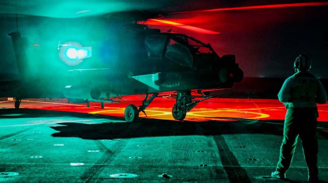 Αμερικανικό ελικόπτερο Black Hawk ετοιμάζεται για νυχτερινή επιδρομή στο Ιράν