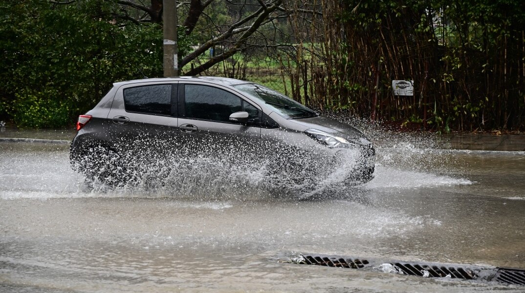 Αυτοκίνητο σε πλημμυρισμένο δρόμο στον Διόνυσο, καθώς η κακοκαιρία Erminio σαρώνει την Αττική