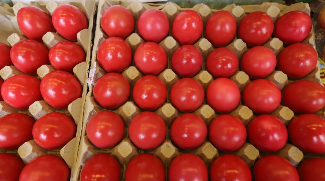 Κόκκινα αυγά για το πασχαλινό τραπέζι