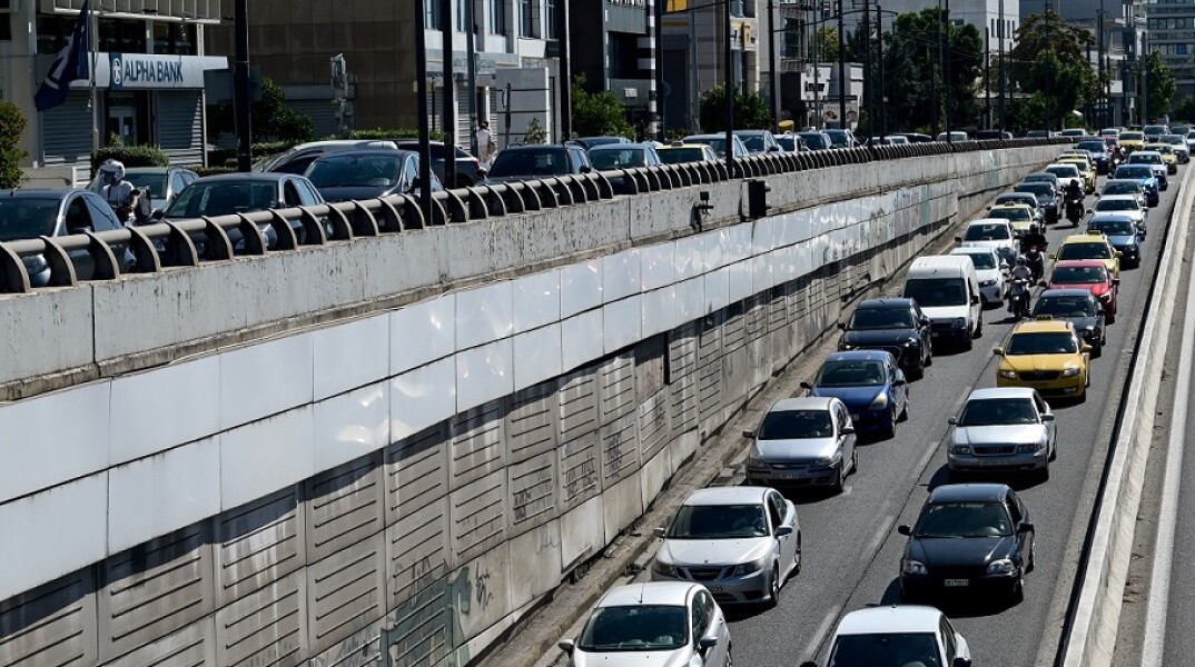 Αυτοκίνητα μποτιλιαρισμένα στον Κηφισό