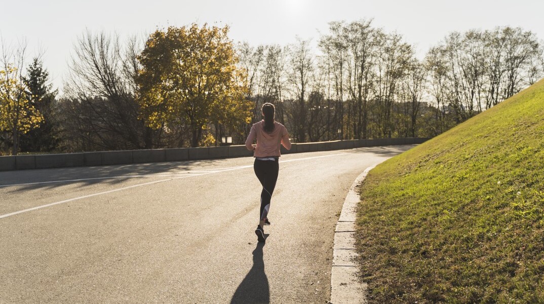 Κοπέλα κάνει τζόκινγκ