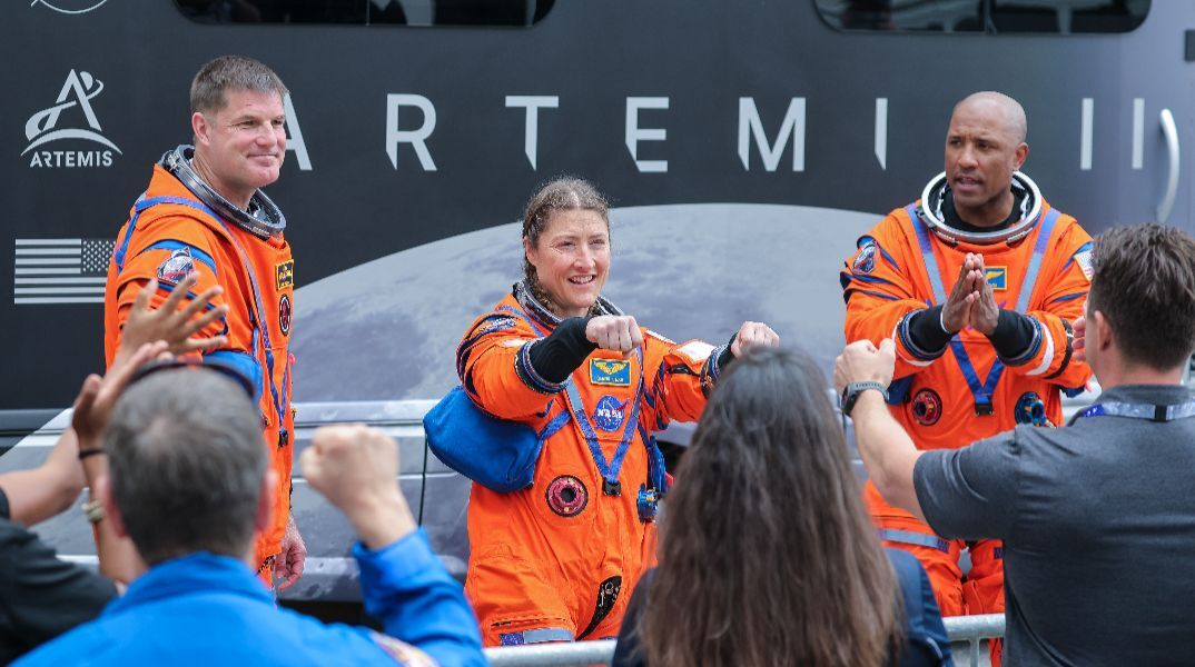 Μπορούν να τους σώσουν τη ζωή - Γιατί οι αστροναύτες της NASA φορούν πορτοκαλί στολή