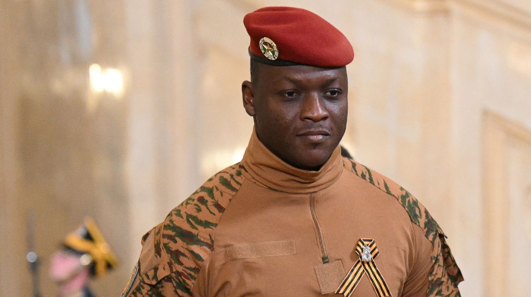 Μπουρκίνα Φάσο: Ο πραξικοπηματίας ηγέτης Ιμπραήμ Τραορέ δηλώνει ότι «η Δημοκρατία δεν είναι για εμάς» - Αποκλείει εκλογές, διατηρεί την απαγόρευση κομμάτων