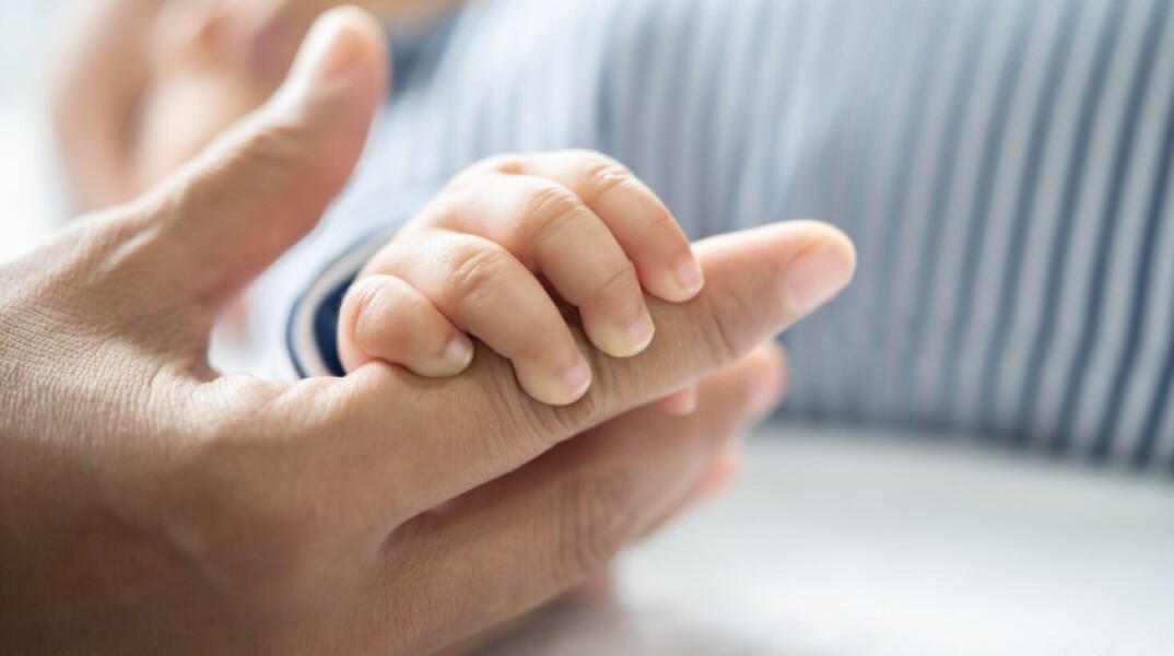 Νεογέννητο κρατά το δάκτυλο του μπαμπά του