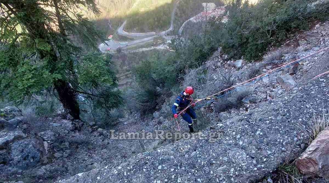 Άνδρας της Πυροσβεστικής κατεβαίνει σε γκρεμό