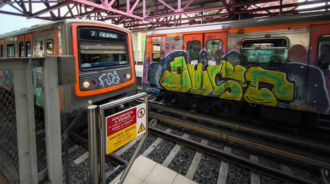 Συρμός ΗΣΑΠ σε σταθμό της Γραμμής 1 του Μετρό