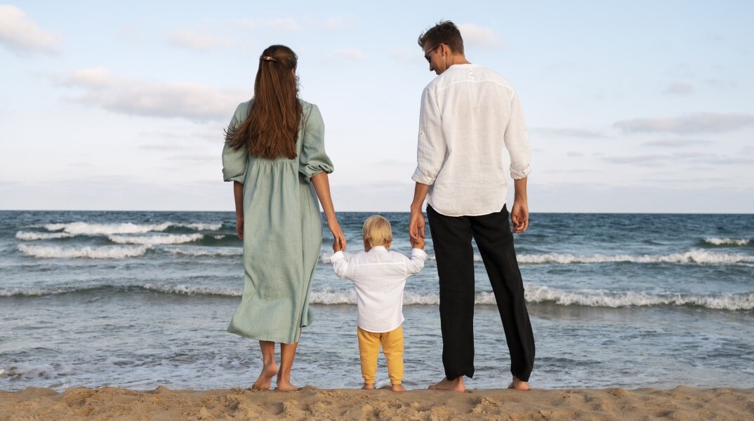 Ζευγάρι με το παιδί τους στην παραλία