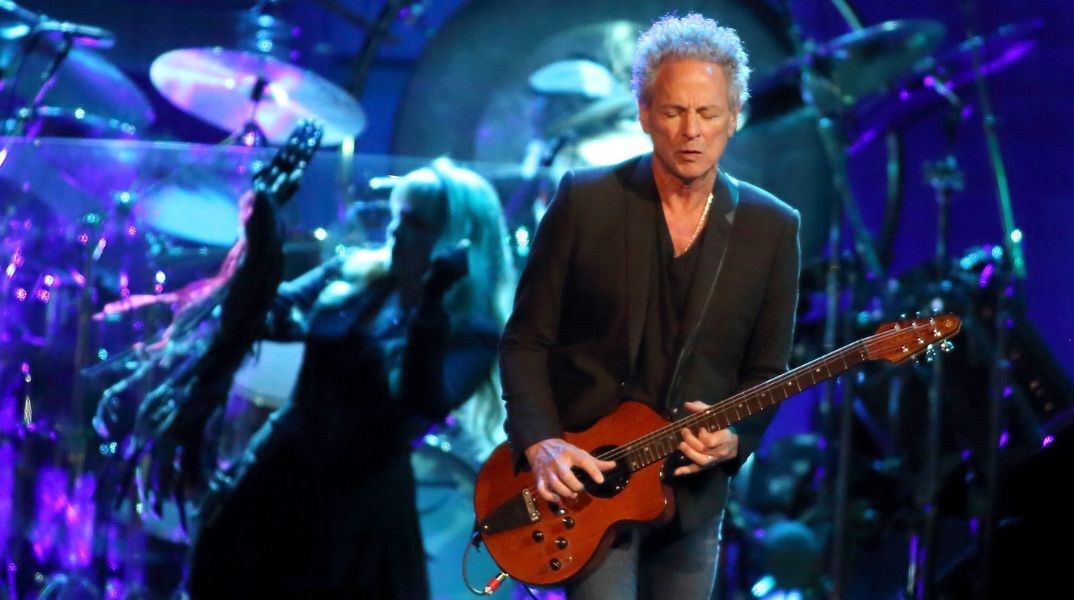 Ο Λίντσεϊ Μπάκιγχαμ των Fleetwood Mac δέχθηκε επίθεση από γυναίκα στη Σάντα Μόνικα - Η ύποπτη πέταξε άγνωστη ουσία και διέφυγε - Η αστυνομία ερευνά την υπόθεση