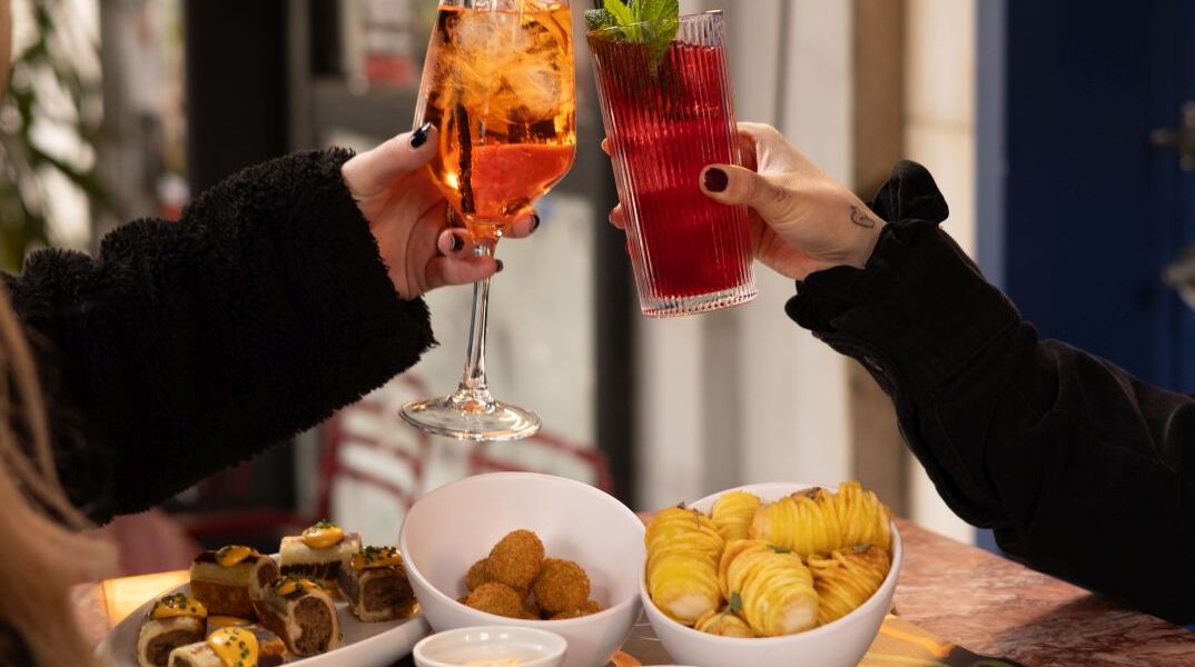 Όφις: Ένα καινούργιο μπαρ-στέκι στο Παγκράτι