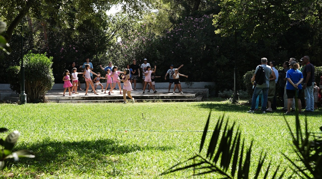 Παιδιά κάνουν μαθήματα πολεμικών τεχνών στις Παιδικές Εξοχές του Δήμου Αθηναίων