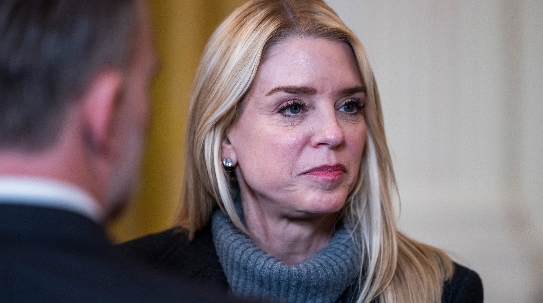 Η Παμ Μπόντι και όσα γράφει στην ανάρτησή της στο Χ μετά την αποπομπή της από την κυβέρνηση Τραμπ