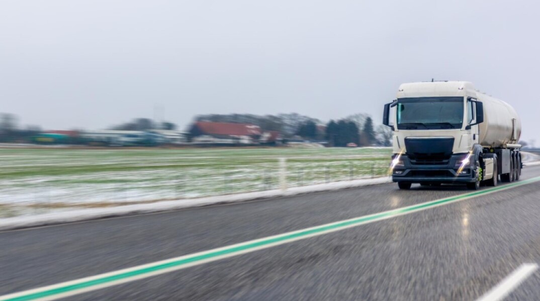 Βυτιοφόρο μεταφέρει πετρέλαιο