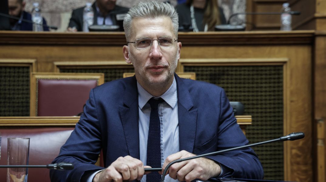 Ο υπουργός Επικρατείας Άκης Σκέρτσος εξηγεί πώς τα πρόσφατα μέτρα αυξάνουν το καθαρό εισόδημα νέων εργαζόμενων και οικογενειών