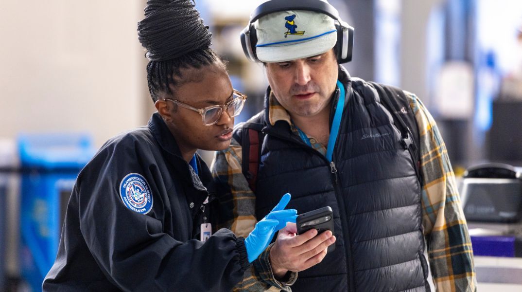 Επτά χώρες όπου οι συνοριακές αρχές μπορούν να ζητήσουν πρόσβαση στο κινητό σας τηλέφωνο - Τι πρέπει να προσέχετε στα ταξίδια, τι συμβαίνει αν αρνηθείτε