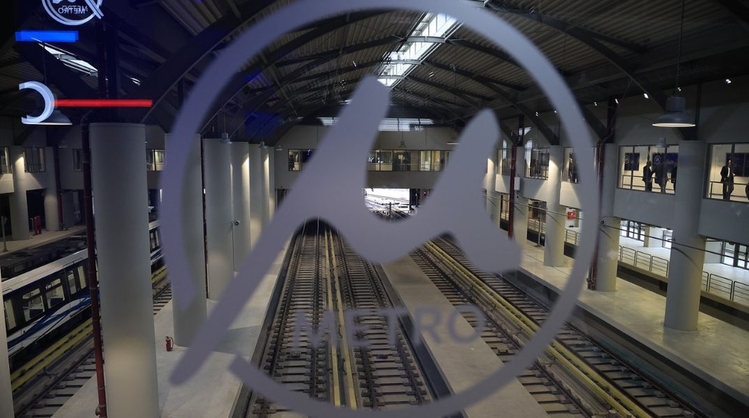 Μετρό Θεσσαλονίκης: Στο Αυτόφωρο δύο άτομα για φθορά και παρακώλυση συγκοινωνιών - Εντοπίστηκαν με 12 σπρέι βαφής και μεταλλικό κόφτη στις αποβάθρες.