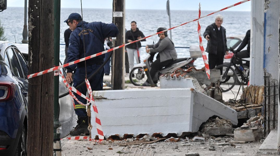 Πώς έγινε η τραγωδία στην Κόρινθο: «Έπεσε το μπαλκόνι και πλάκωσε την γυναίκα»