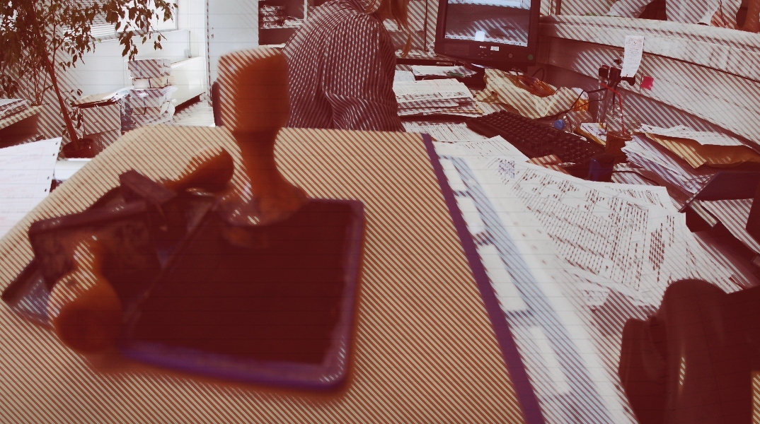 Γραφειοκρατία στην Ελλάδα: από την ταλαιπωρία των εγγράφων στις ψηφιακές μεταρρυθμίσεις και το τέλος των «σφραγίδων».