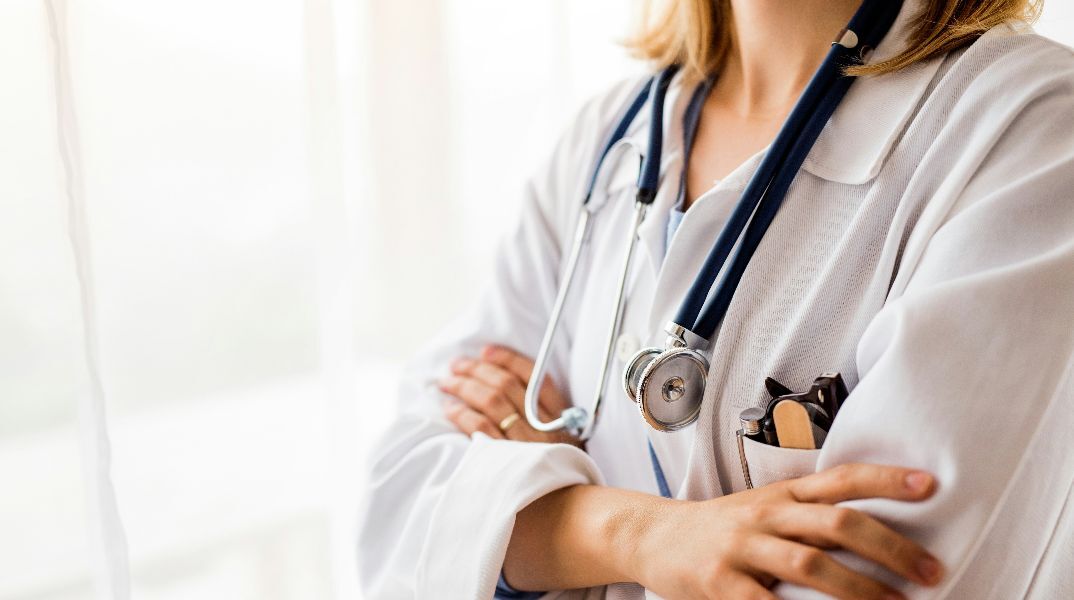 Πάνω από 5.400 γιατροί έχουν φύγει από τη χώρα τα τελευταία 5 χρόνια - Γιατί μετακινούνται, τι αναζητούν