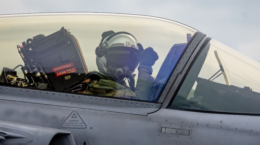 Τι πρέπει να κάνει ένας πιλότος αν το αεροσκάφος του καταρριφθεί σε εχθρικό έδαφος 