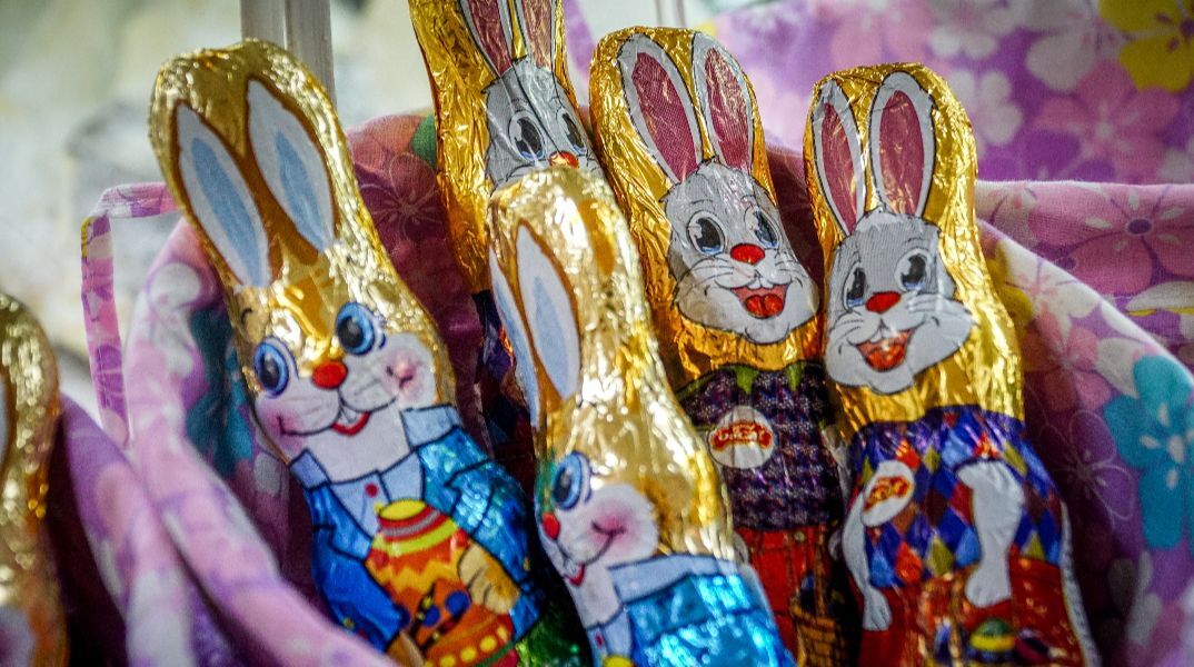 Δώρα για τα βαφτιστήρια το Πάσχα: Οι τιμές σε λαμπάδες και πασχαλινά αυγά