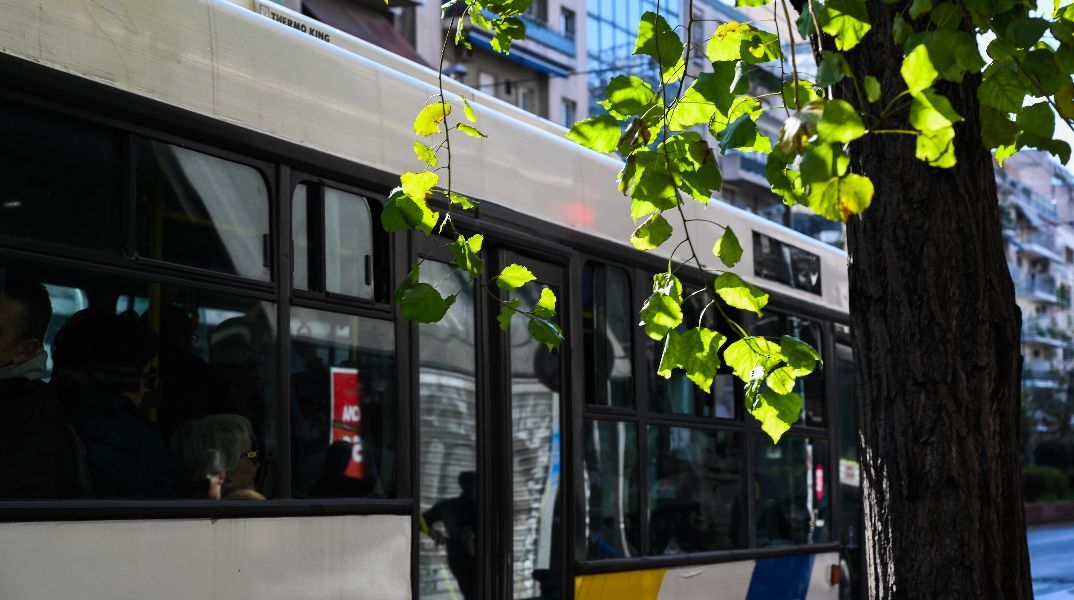 Πειραιάς: «Πετάχτηκε ξαφνικά μπροστά μου» λέει ο οδηγός του λεωφορείου - Μάχη για τη ζωή του δίνει ο 17χρονος