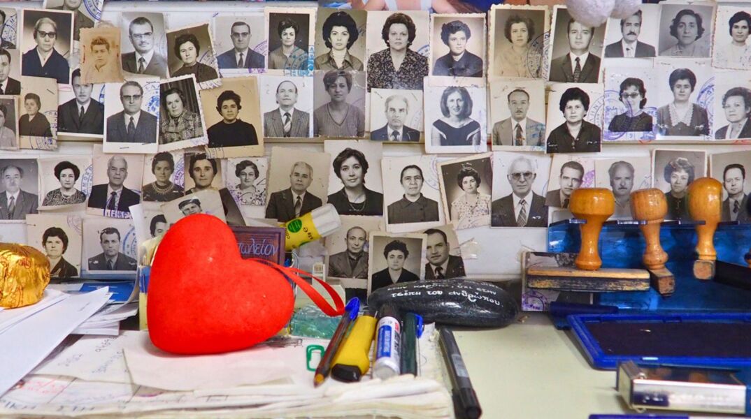 Worry less / think positive: Φωτογραφίζοντας την καθημερινότητα μιας δημόσιας υπηρεσίας