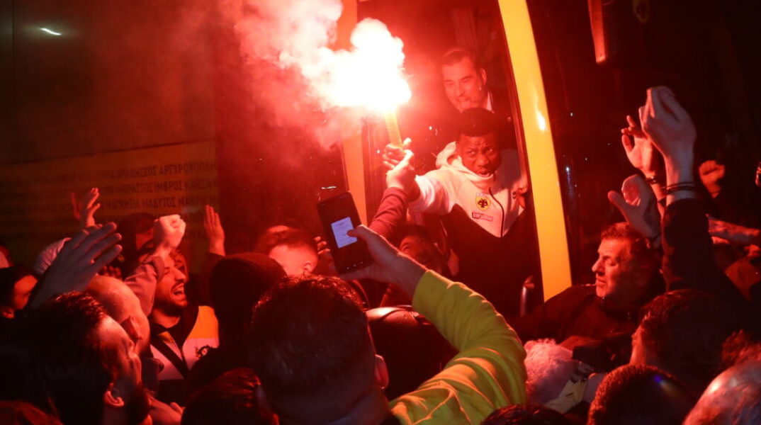 Αποθεωτική υποδοχή στη Νέα Φιλαδέλφια στους παίκτες της ΑΕΚ – «Νάτοι νάτοι οι πρωταθλητές»