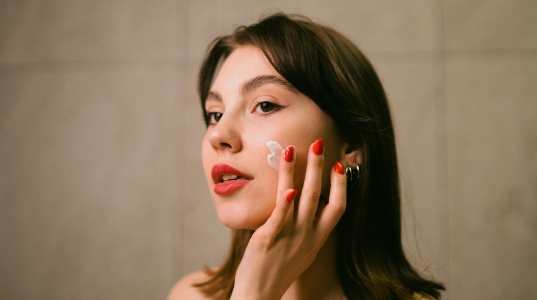 Δερματολόγοι και ερευνητές εξηγούν τι ισχύει πραγματικά πίσω από τις ακραίες viral θεραπείες ομορφιάς και αν έχουν όντως οφέλη για το δέρμα.