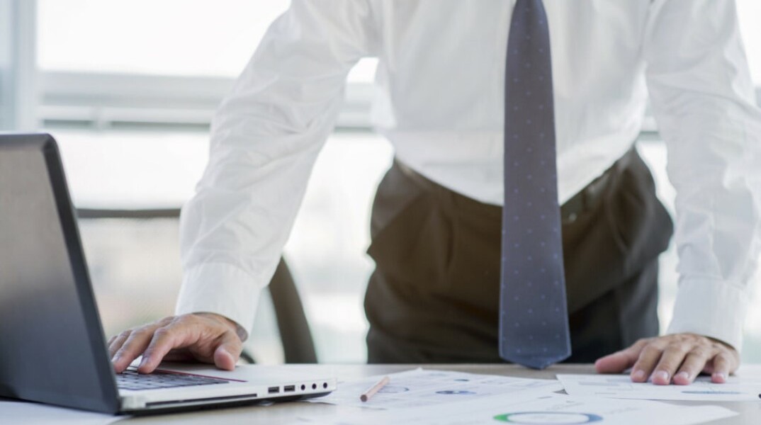 Δημόσιος υπάλληλος στο γραφείο